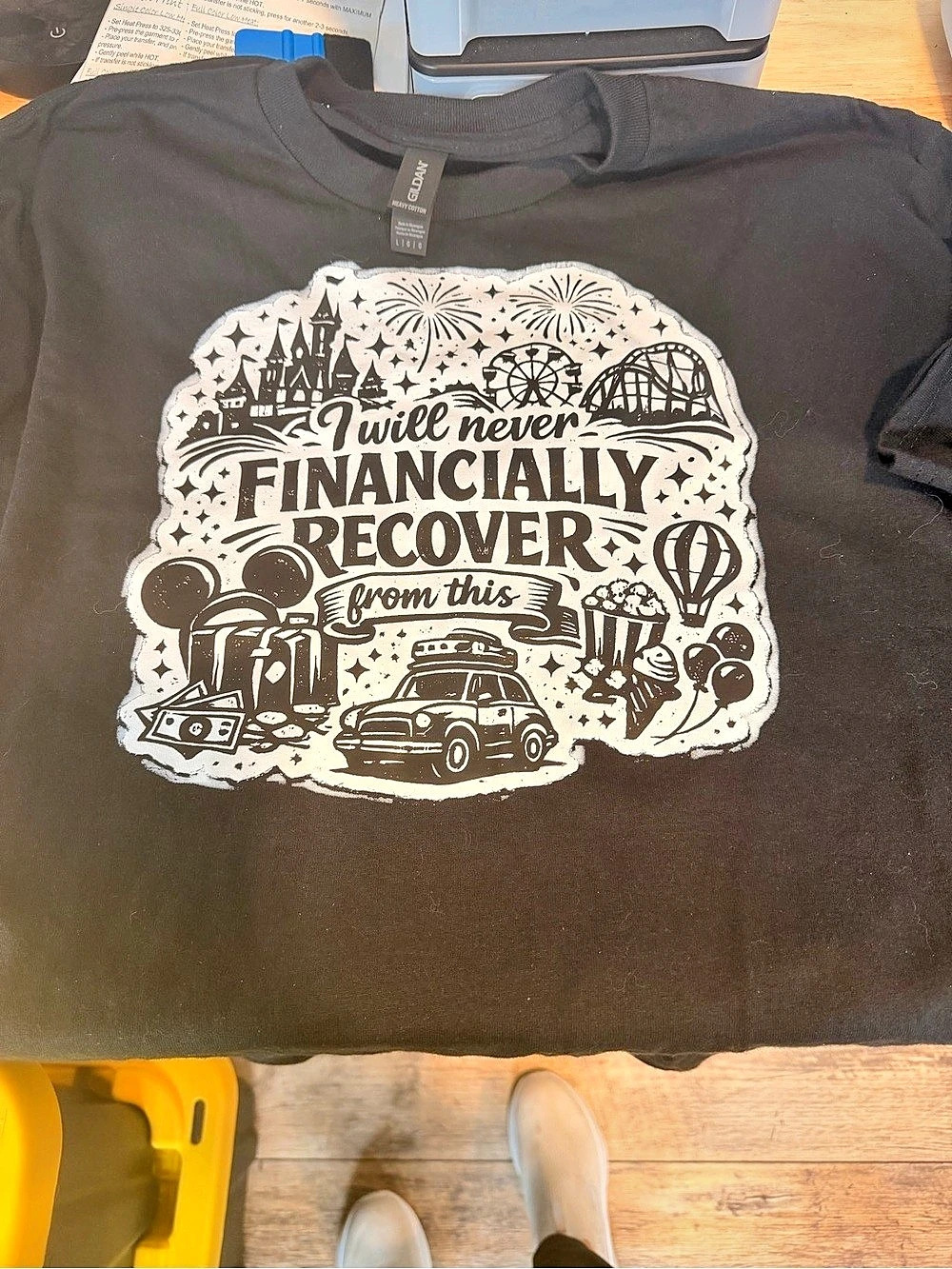 Gildan Graphic Short Sleeve Tee in Black —- Disney trip funny T-shirt - large